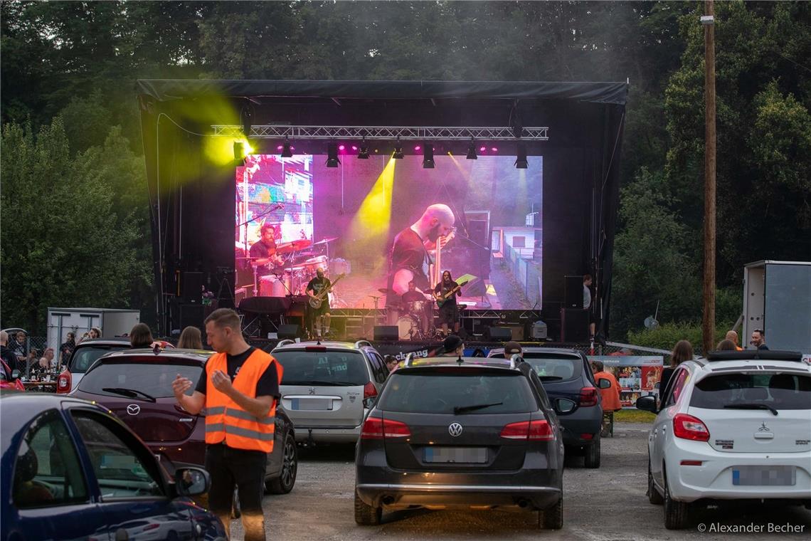 Erschöpft und dankbar zugleich Das Koi-Zeit-Festival als Straßenfest-Ersatz war nur eines der Highlights, mit denen das Backnanger Autokino auf den Etzwiesen bei den Besuchern punktete. Foto: A. Becher