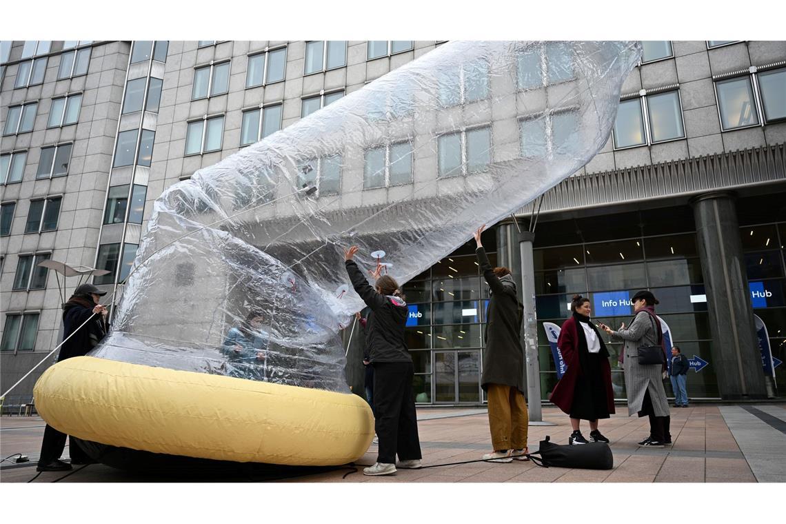 Das Kondom ist mit Luft gefüllt.