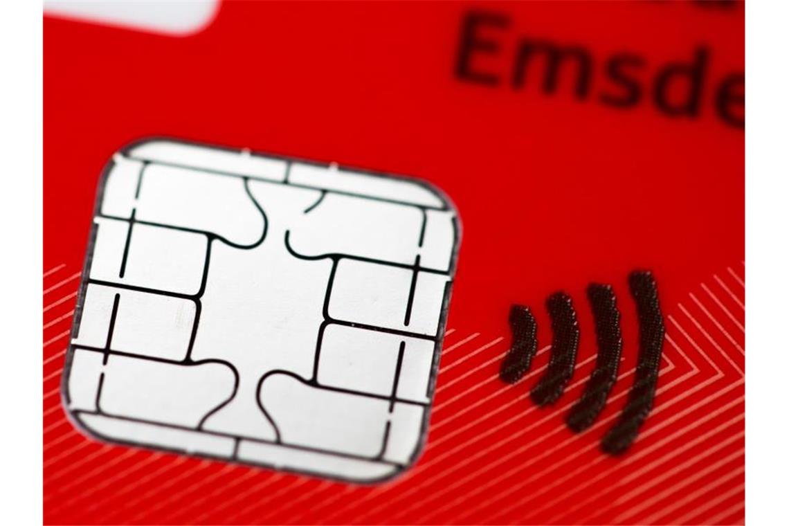 Immer mehr Deutsche bezahlen kontaktlos per Girocard Das kontaktlose Bezahlen funktioniert in Deutschland inzwischen an Hunderttausenden Terminals. Foto: Rolf Vennenbernd/dpa