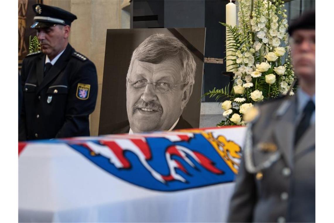 Das Konterfei von Walter Lübcke neben dem Sarg beim Trauergottesdienst in Kassel im vergangenen Jahr. Foto: Swen Pförtner/dpa