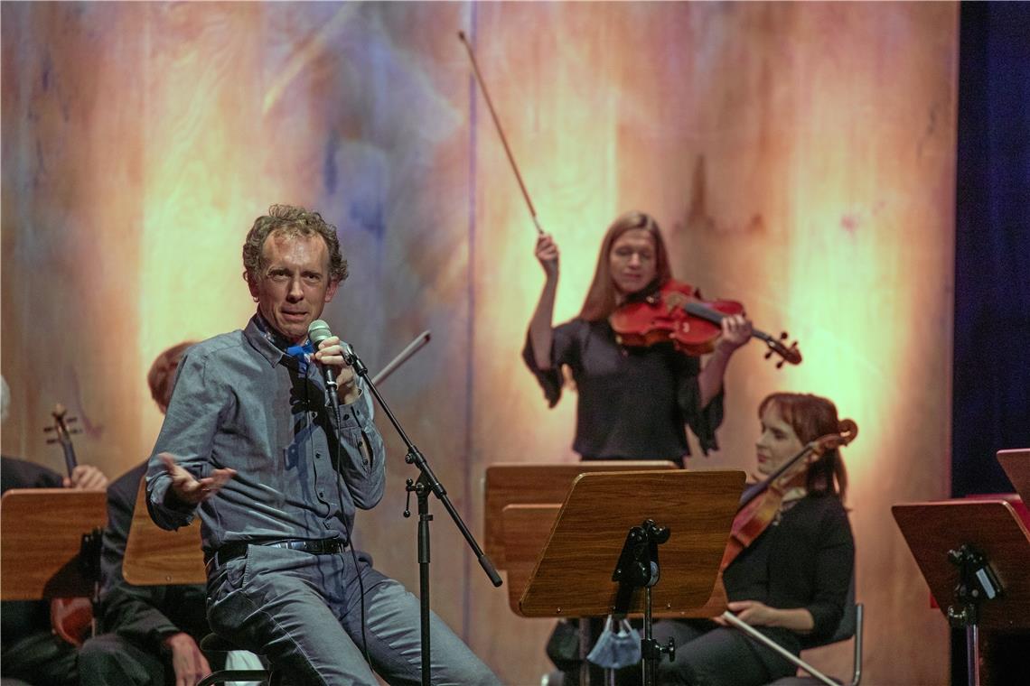 Das Konzept des Slampoeten Timo Brunke und des Stuttgarter Kammerorchesters geht auf: Das Backnanger Publikum reagiert euphorisch auf die Darbietungen. Foto: A. Becher