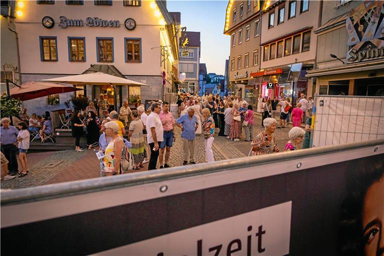 Das Konzert lässt sich von manchen Restaurantterrassen aus gut mitverfolgen. Foto: Alex Becher