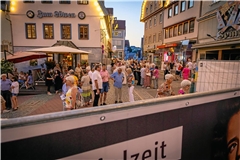 Das Konzert lässt sich von manchen Restaurantterrassen aus gut mitverfolgen. Foto: Alex Becher
