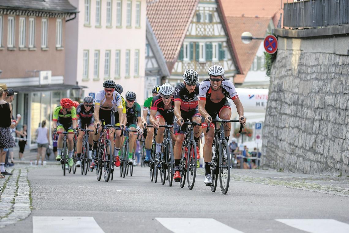 Das Kopfsteinpflaster und der Anstieg der Marktstraße stellen für die Radsportler übermorgen wieder eine echte Herausforderung dar. Foto: A. Becher