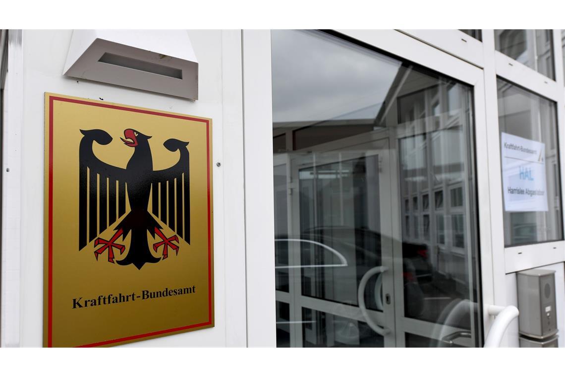 Das Kraftfahrt-Bundesamt veröffentlicht jeden Monat die neuen Zulassungszahlen von Neuwagen. (Archivbild)