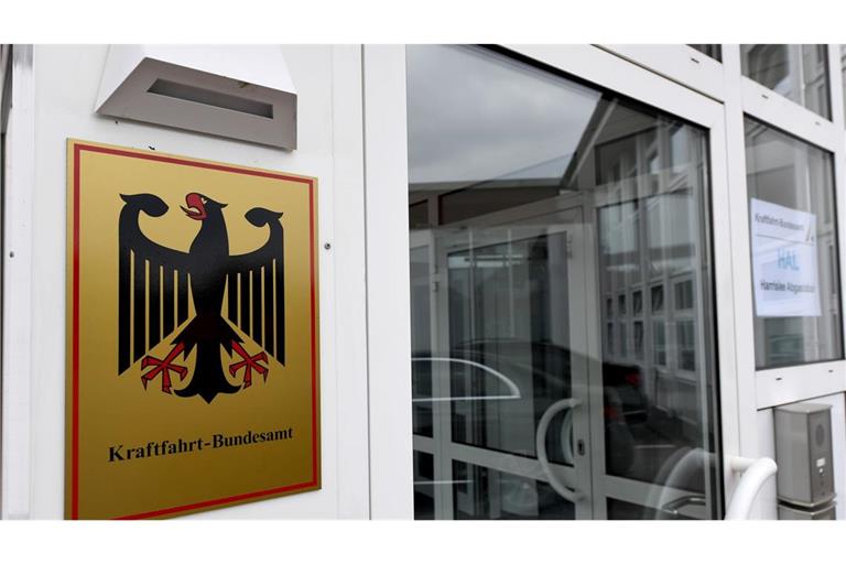 Das Kraftfahrt-Bundesamt veröffentlicht jeden Monat die neuen Zulassungszahlen von Neuwagen. (Archivbild)