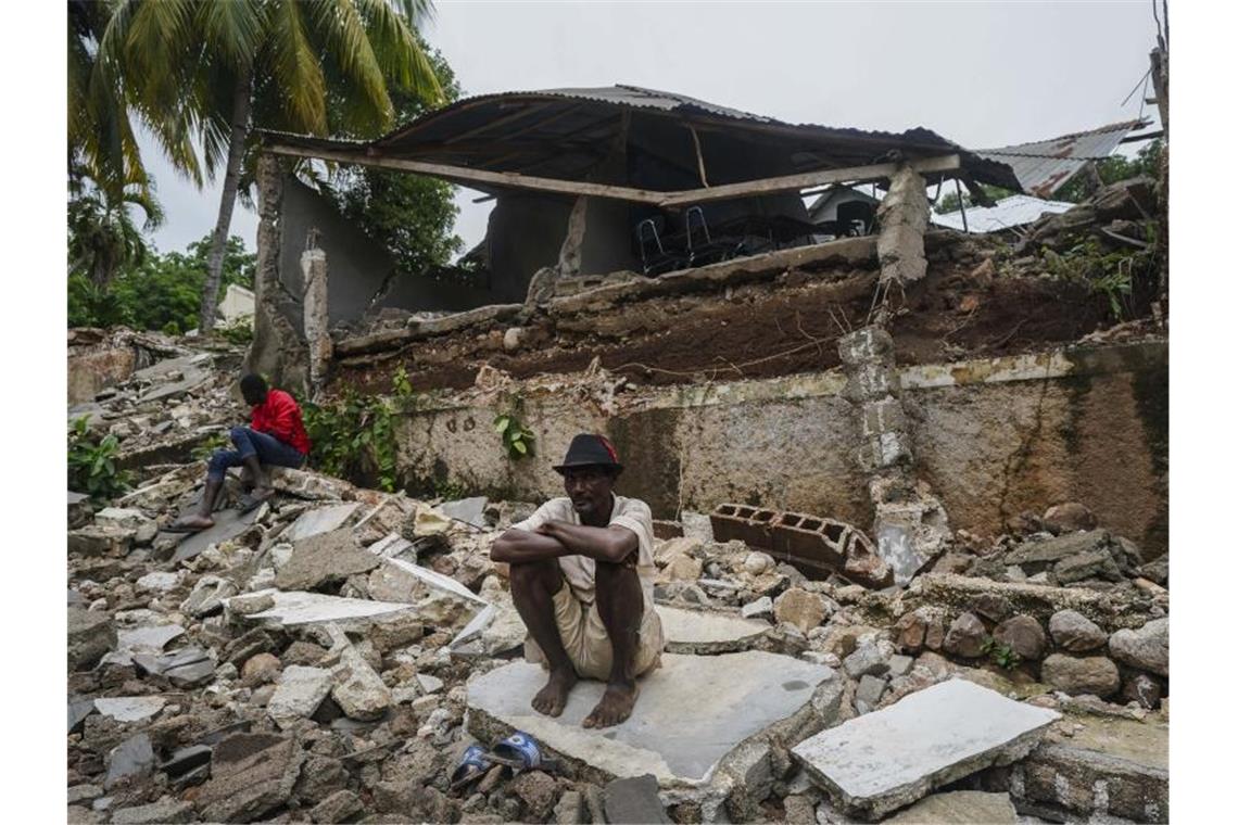 Fast 2000 Tote in Haiti - Überlebenden fehlt Hilfe Das Krankenhaus in Fleurant wurde durch das Erdbeben zerstört. Foto: Fernando Llano/AP/dpa
