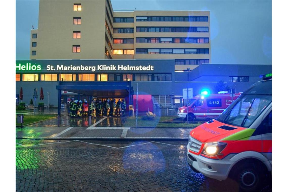 100 Liter pro Quadratmeter: Straßen im Süden unter Wasser Das Krankenhaus in Helmstedt musste zum Teil wegen eines Wasserschadens evakuiert werden. Foto: Tom Wunderlich