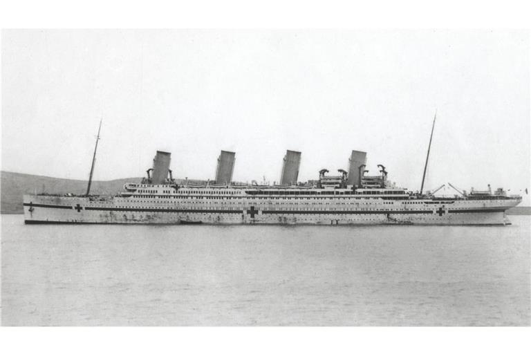 Das Krankenhausschiff HMHS „Britannic“, ein Schwesterschiff der „Titanic“ (Aufnahmedatum unbekannt). Mehr als 100 Jahre nach dem Untergang des britischen Hospitalschiffs „Britannic“ im Ersten Weltkrieg haben griechische Archäologen erstmals ausgewählte Objekte aus dem Wrack vor der Insel Kea in der Ägäis geborgen.