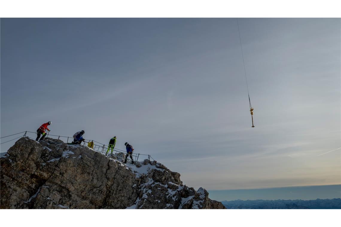 Das Kreuz der Zugspitze wurde für eine Restaurierung ins Tal geflogen.