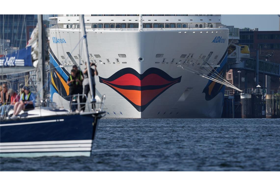 Bilder des Tages Das Kreuzfahrtschiff "Aidanova" und weitere Kreuzfahrtschiffe liegen in der Kieler Förde an den Kreuzfahrtterminals.
