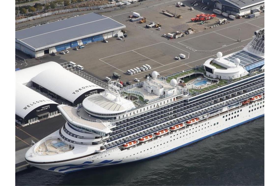 Das Kreuzfahrtschiff „Diamond Princess“ liegt in einem Hafen in Japan. Foto: -/kyodo/dpa