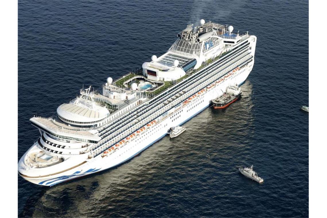 Das Kreuzfahrtschiff „Diamond Princess“ liegt vor der Küste von Yokohama vor Anker. Foto: Hiroko Harima/Kyodo News/AP/dpa