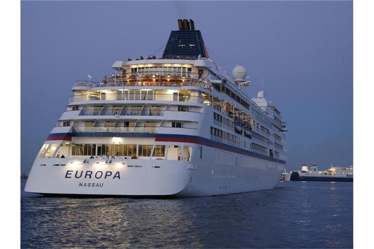 Das Kreuzfahrtschiff „Europa“ läuft im Hafen von Palma ein. Foto: Clara Margais/dpa