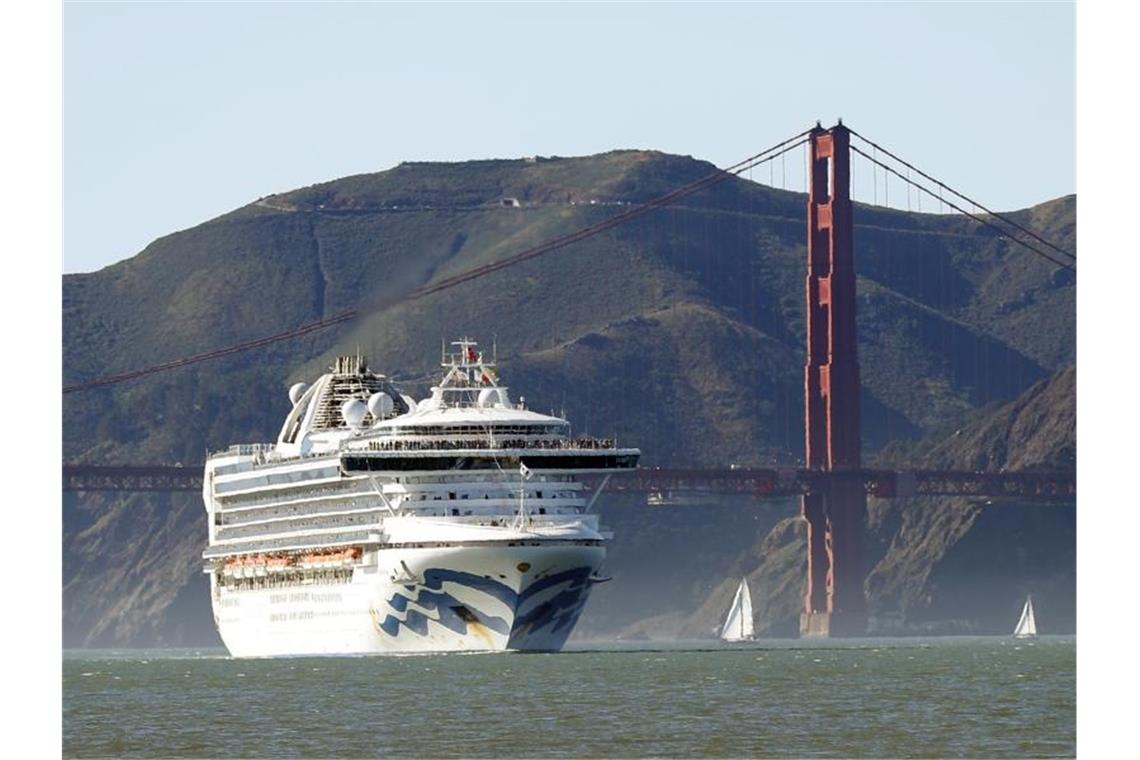 Das Kreuzfahrtschiff „Grand Princess“ vor der Golden Gate Bridge kommt aus Hawaii in San Francisco an. Foto: Scott Strazzante/San Francisco Chronicle/AP/dpa