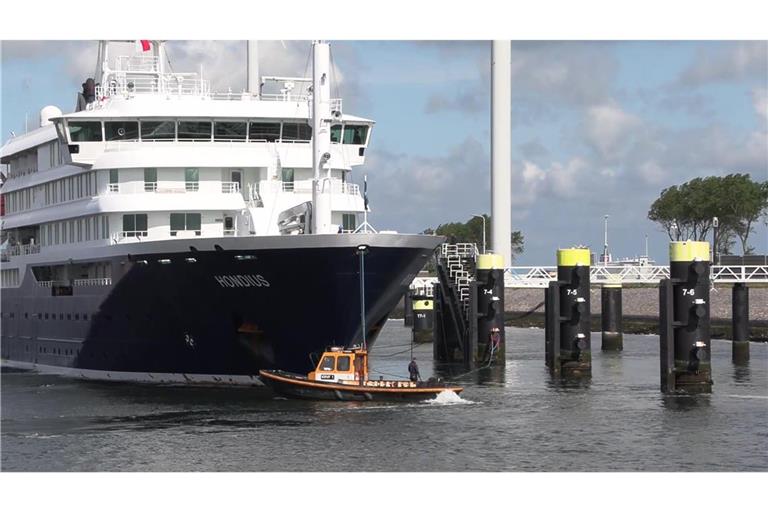 Das Kreuzfahrtschiff «Hondius» legt am Pier am Hafen von Rotterdam an.