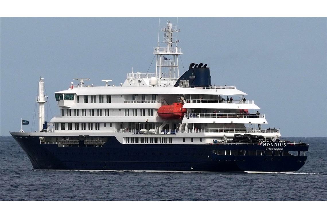 Das Kreuzfahrtschiff "Hondius" verließ den Hafen von Praia und fährt nun Richtung Teneriffa.