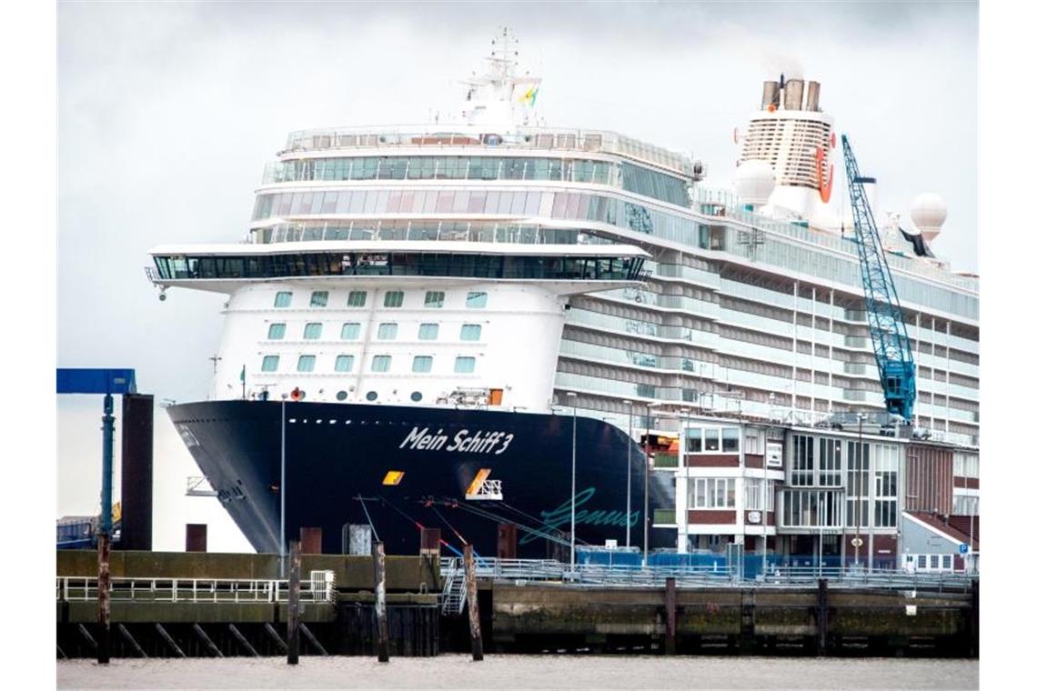 Das Kreuzfahrtschiff „Mein Schiff 3“ der Reederei TUI Cruises im Cuxhavener Hafen. Foto: Hauke-Christian Dittrich/dpa