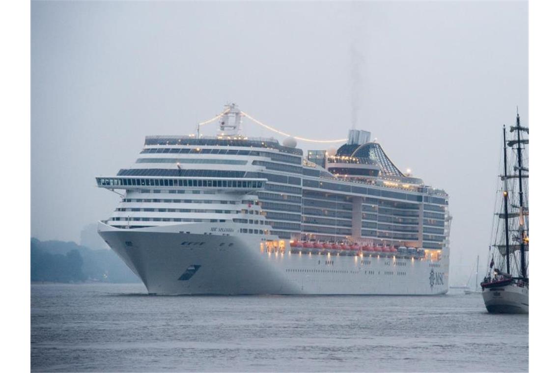 China-Reisende auf Kreuzfahrtschiffen nicht mehr willkommen Das Kreuzfahrtschiff „MSC Splendida“ läuft aus dem Hamburger Hafen aus. Foto: Daniel Reinhardt/dpa