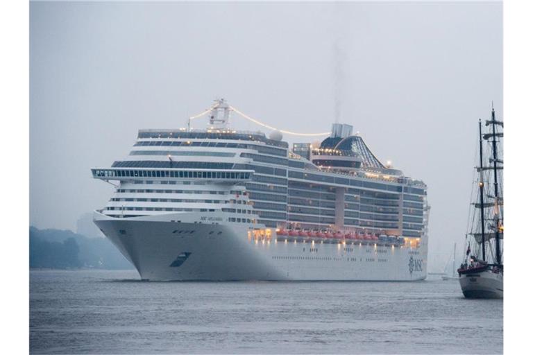 Das Kreuzfahrtschiff „MSC Splendida“ läuft aus dem Hamburger Hafen aus. Foto: Daniel Reinhardt/dpa