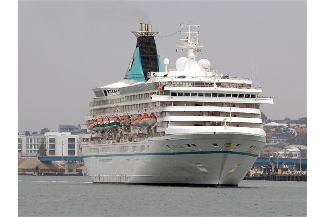 Schiff „Artania“ auf dem Weg nach Deutschland Das Kreuzfahrtschiff MV Artania beim Verlassen des Hafens. Foto: Richard Wainwright/AAP/dpa