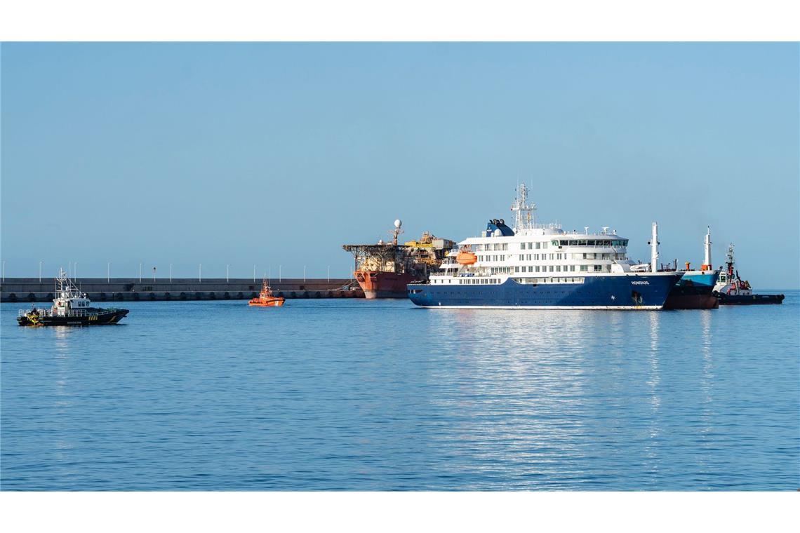 Das Kreuzfahrtschiff „MV Hondius“ ankert im Hafen von Granadilla.