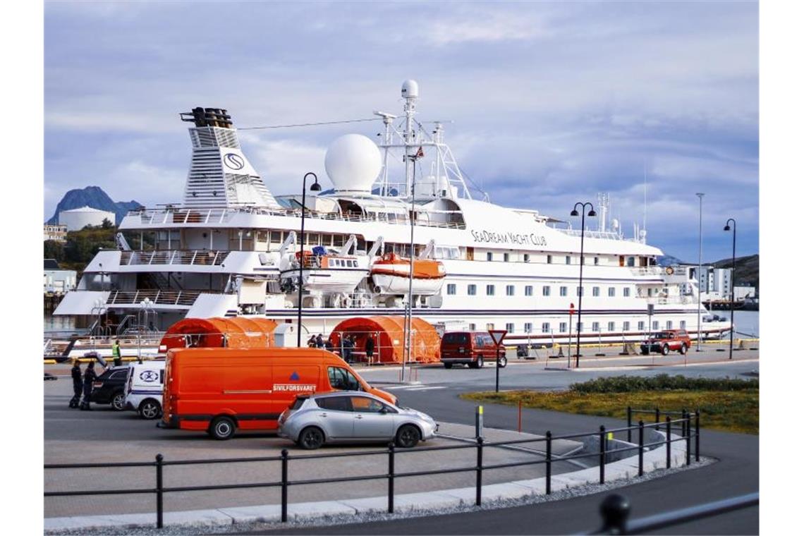 Das Kreuzfahrtschiff „SeaDream 1“ liegt am Kai im norwegischen Bodø. Foto: Sondre Skjelvik/NTB Scanpix/AP/dpa