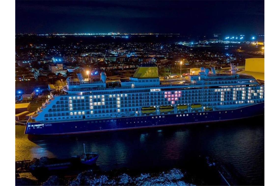 Das Kreuzfahrtschiff Spirit of Adventure fordert im Hafen von Tilbury in London zum Applaus für den verstorbenen Kapitän Sir Tom Moore auf. Foto: The Port Of Tilbury/PA Media/dpa