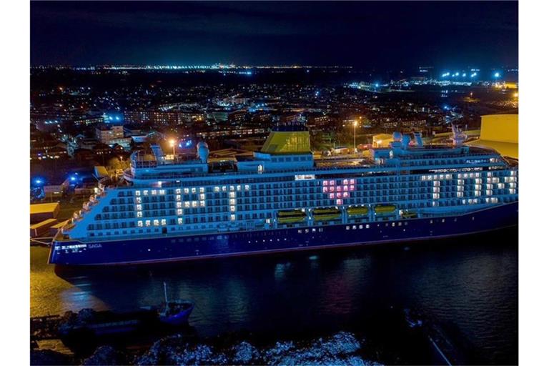 Das Kreuzfahrtschiff Spirit of Adventure fordert im Hafen von Tilbury in London zum Applaus für den verstorbenen Kapitän Sir Tom Moore auf. Foto: The Port Of Tilbury/PA Media/dpa
