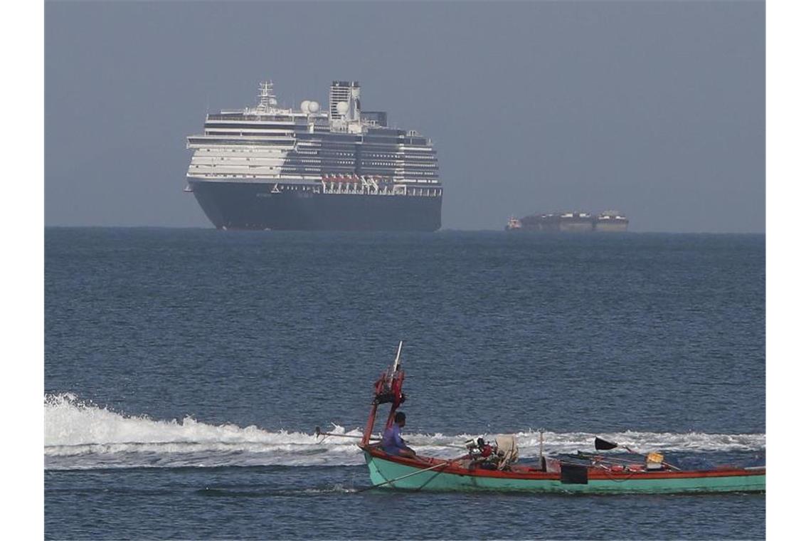Sars-CoV-2: Erster Patient in Bayern entlassen Das Kreuzfahrtschiff „Westerdam“ durfte in Kambodscha im Hafen von Sihanoukville anlegen. Foto: Heng Sinith/AP/dpa