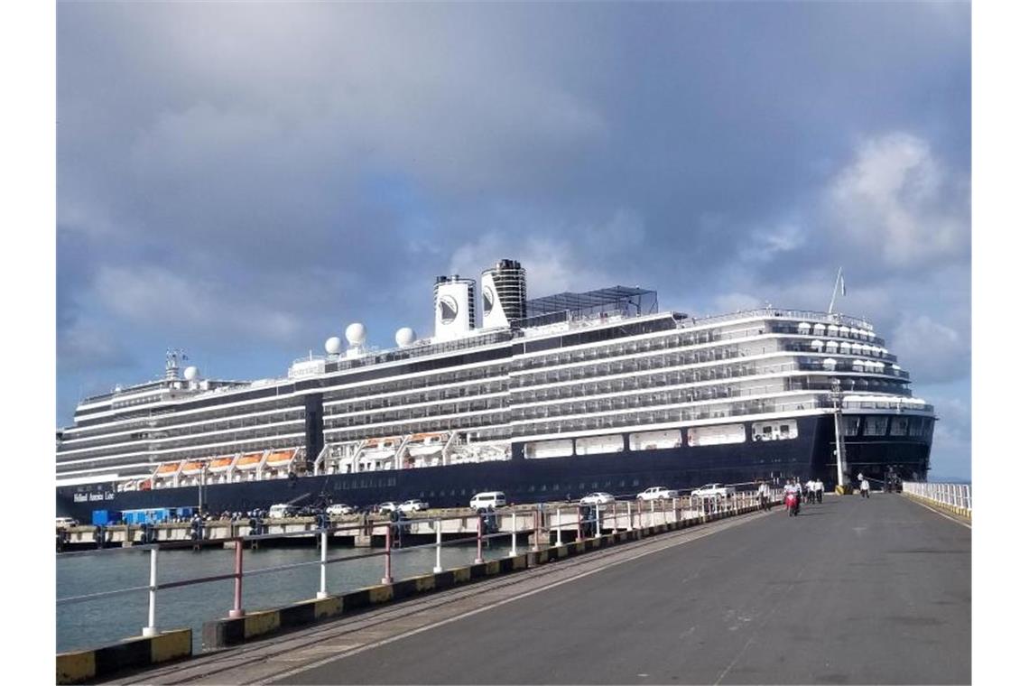 Coronavirus erreicht Afrika - Wirtschaft leidet immer mehr Das Kreuzfahrtschiff „Westerdam“ liegt im Hafen von Sihanoukville. Foto: Li Lay/XinHua/dpa