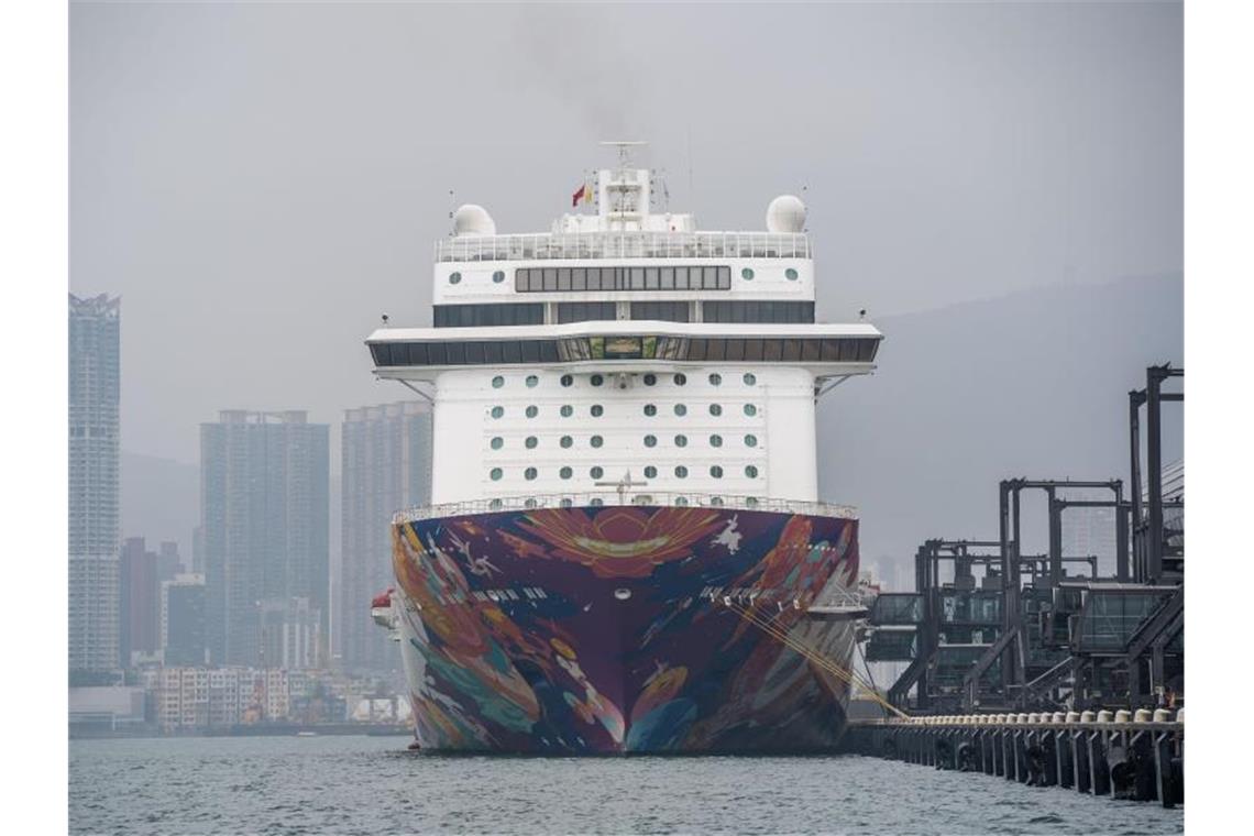 Ende der Odyssee? Kreuzfahrtschiff „Westerdam“ in Kambodscha Das Kreuzfahrtschiff „World Dream“ steht im Hafen von Hongkong unter Quarantäne. Foto: Geovien So/SOPA Images via ZUMA Wire/dpa