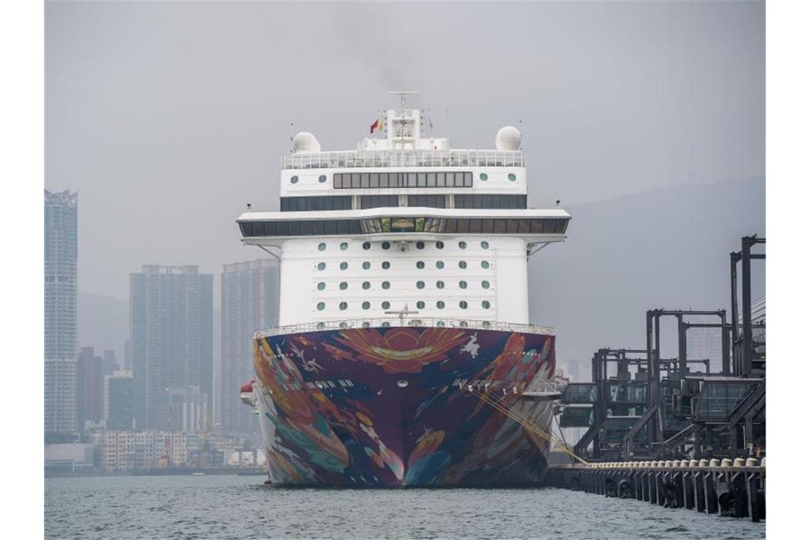 Das Kreuzfahrtschiff „World Dream“ steht im Hafen von Hongkong unter Quarantäne. Foto: Geovien So/SOPA Images via ZUMA Wire/dpa