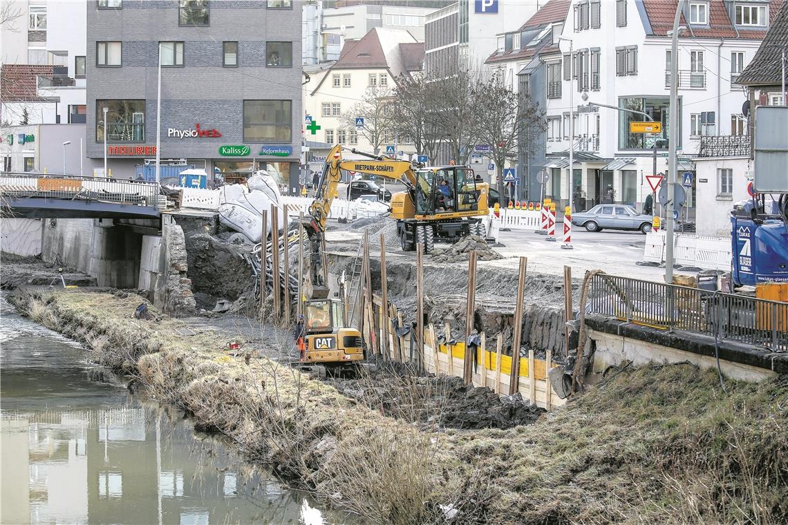 Talstraße nur noch halbseitig befahrbar Das künftige Tiefufer entlang der Talstraße nimmt allmählich Kontur an. Der Grund für die Straßensperrung sind sie aber nicht. Foto: A. Becher