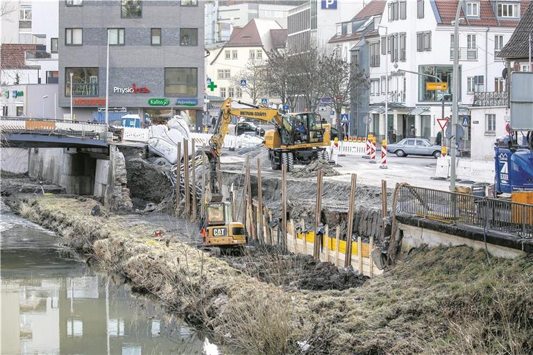 Das künftige Tiefufer entlang der Talstraße nimmt allmählich Kontur an. Der Grund für die Straßensperrung sind sie aber nicht. Foto: A. Becher