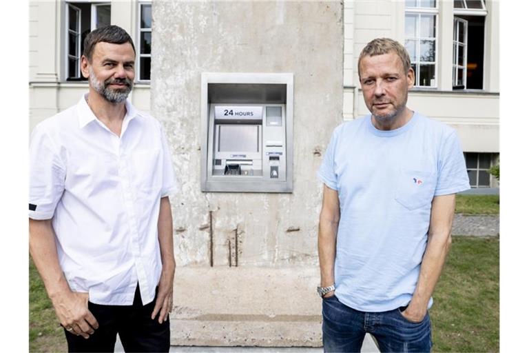 Das Künstler-Duo Michael Elmgreen (r) und Ingar Dragset vor ihrer Skulptur „Statue of Liberty“. Foto: Christoph Soeder/dpa/Archivbild