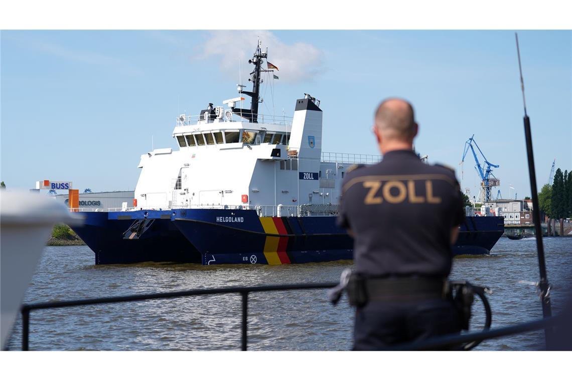 Zoll-Bilanz 2024: mehr Pakete, Marihuana und Kriegswaffen Das Küstenwachschiff "Helgoland" liegt auf der Elbe im Hamburger Hafen.
