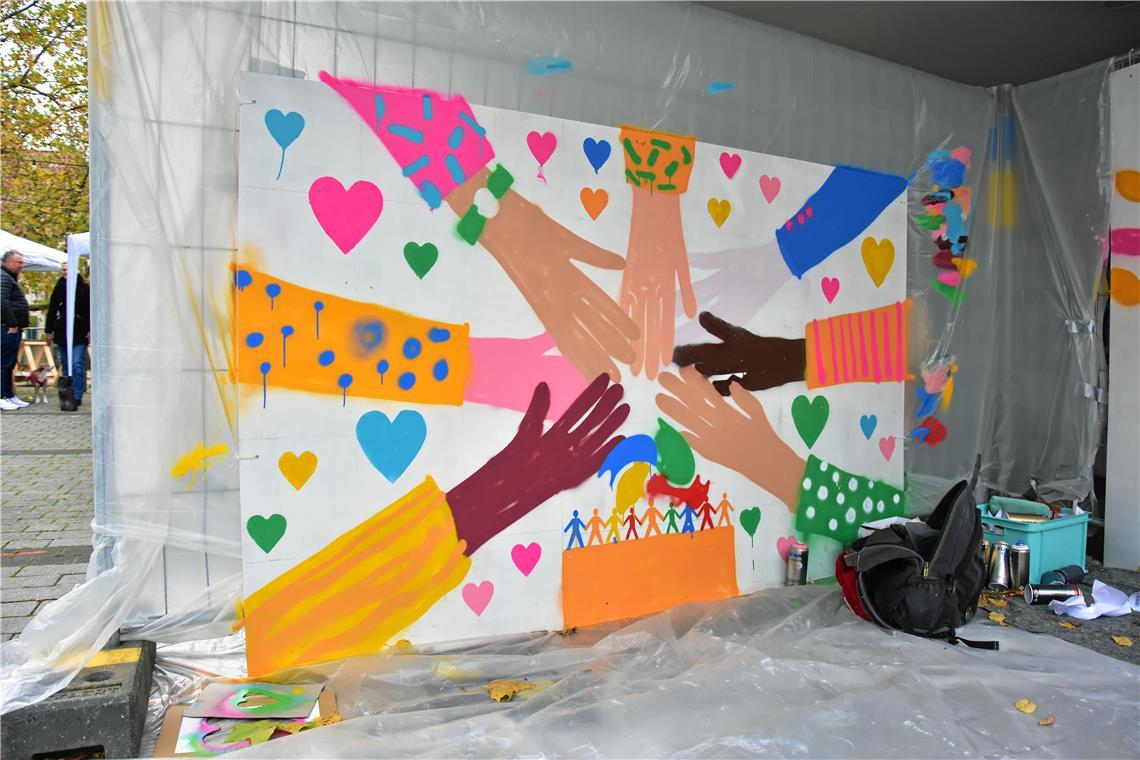 Das Kunstwerk am Obstmarkt haben Kids mit Candy Joyce gestaltet. Backnanger Gäns...