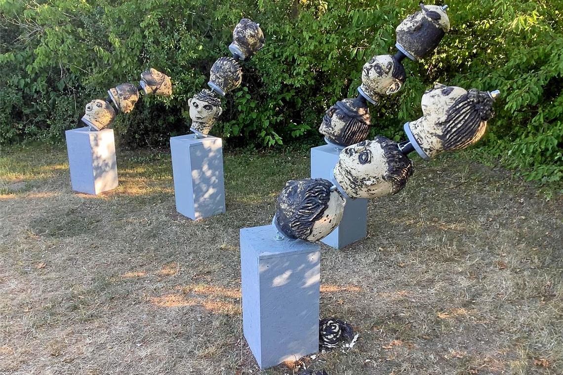 Unbekannte zerstören Skulptur am Korber Kopf Das Kunstwerk „Der Kopf ist rund...“ der Erich-Kästner-Schule nach dem Vandalismusakt. Es soll in anderer Form wiederaufgebaut werden. Fotos: Kai Koesling