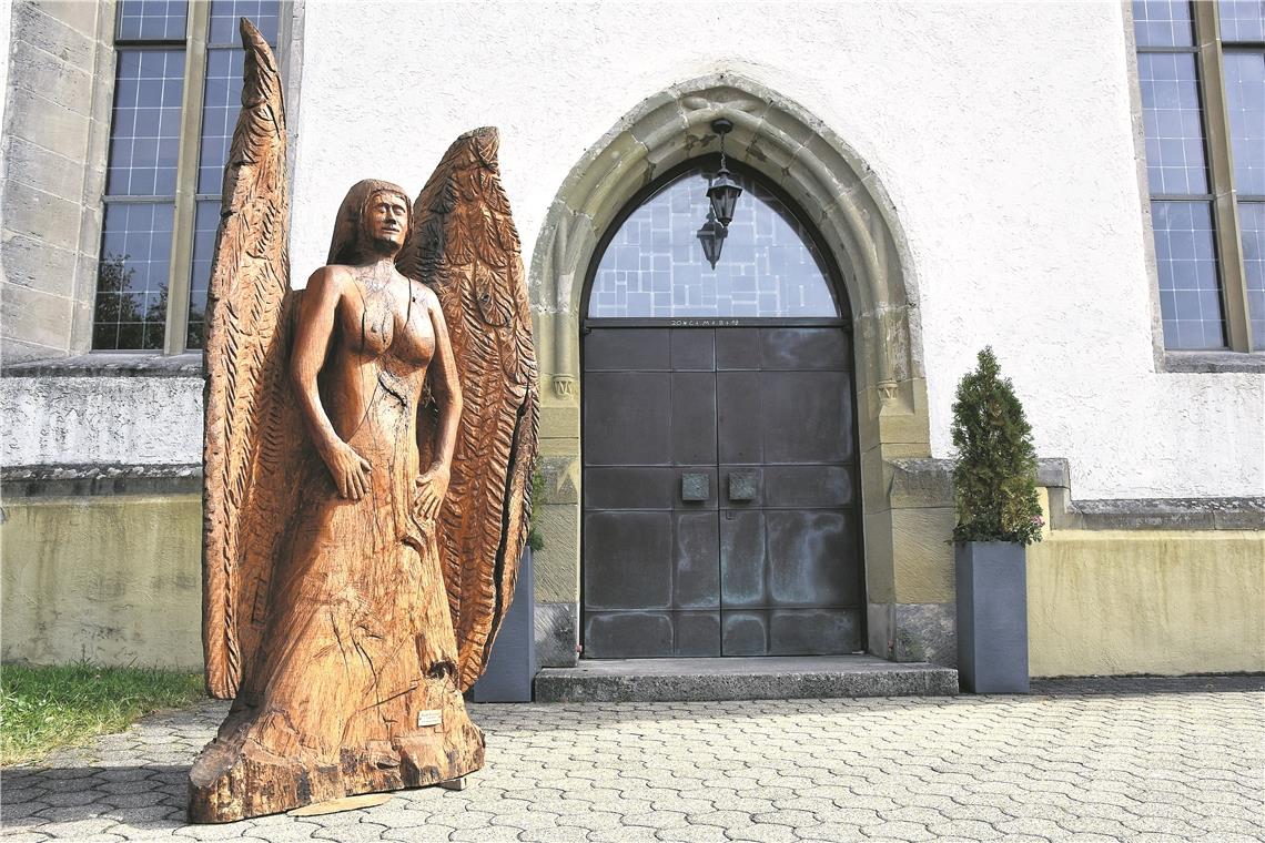 Das Kunstwerk von Harald Pfitzenmaier schützt den Eingang zur Jakobuskirche.