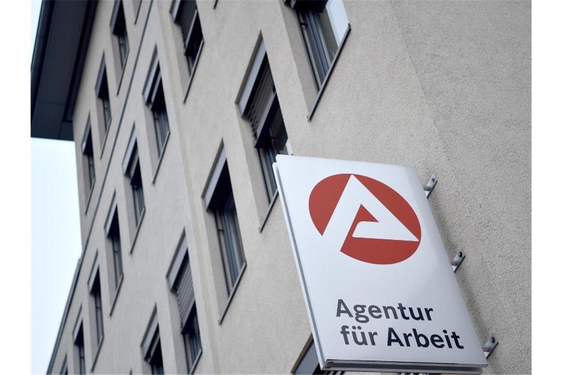 DGB fordert deutliche Anhebung des Kurzarbeitergelds Das Kurzarbeitergeld wird von der Agentur für Arbeit gezahlt. Foto: Caroline Seidel/dpa