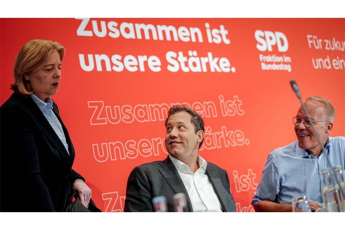 Das Lachen dürfte ihnen jetzt vergehen: Bärbel Bas (re.), Lars Klingbeil und Matthias Miersch (re.) nehmen an der Klausur der SPD-Bundestagsfraktion im Reichstagsgebäude teil (4. September 2026). 