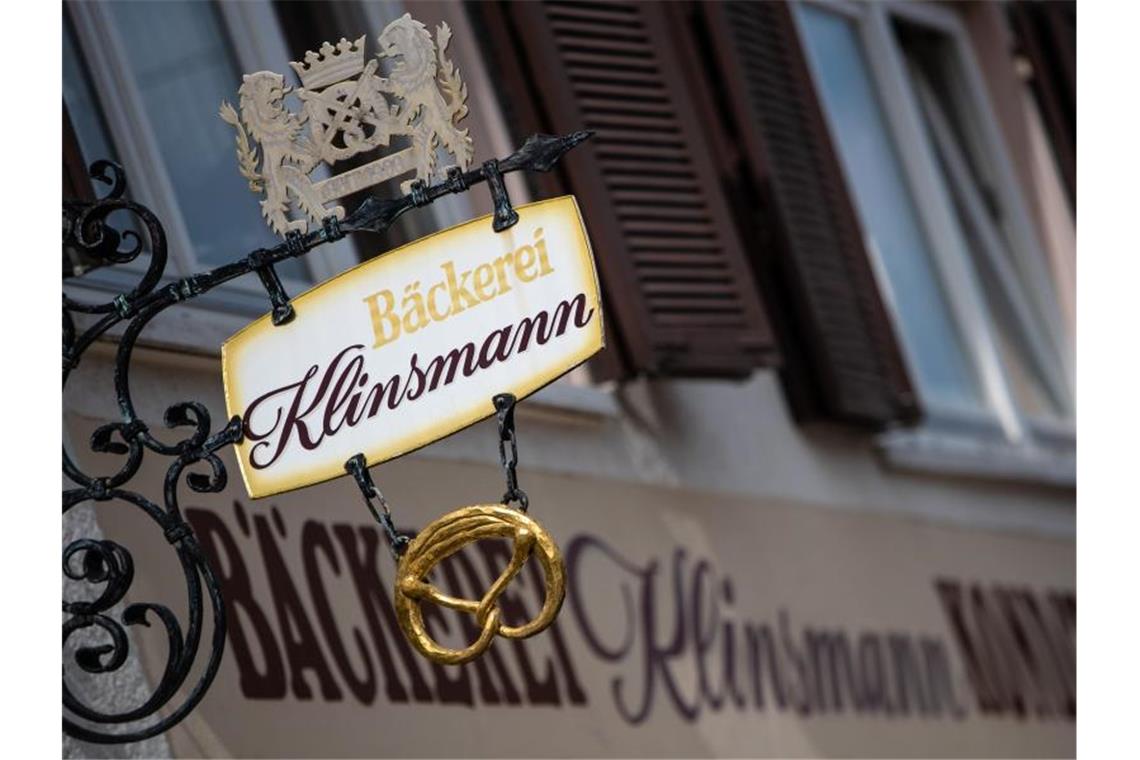 Das Ladenschild der Bäckerei Klinsmann ist an der Außenfassade zu sehen. Foto: Christoph Schmidt/dpa
