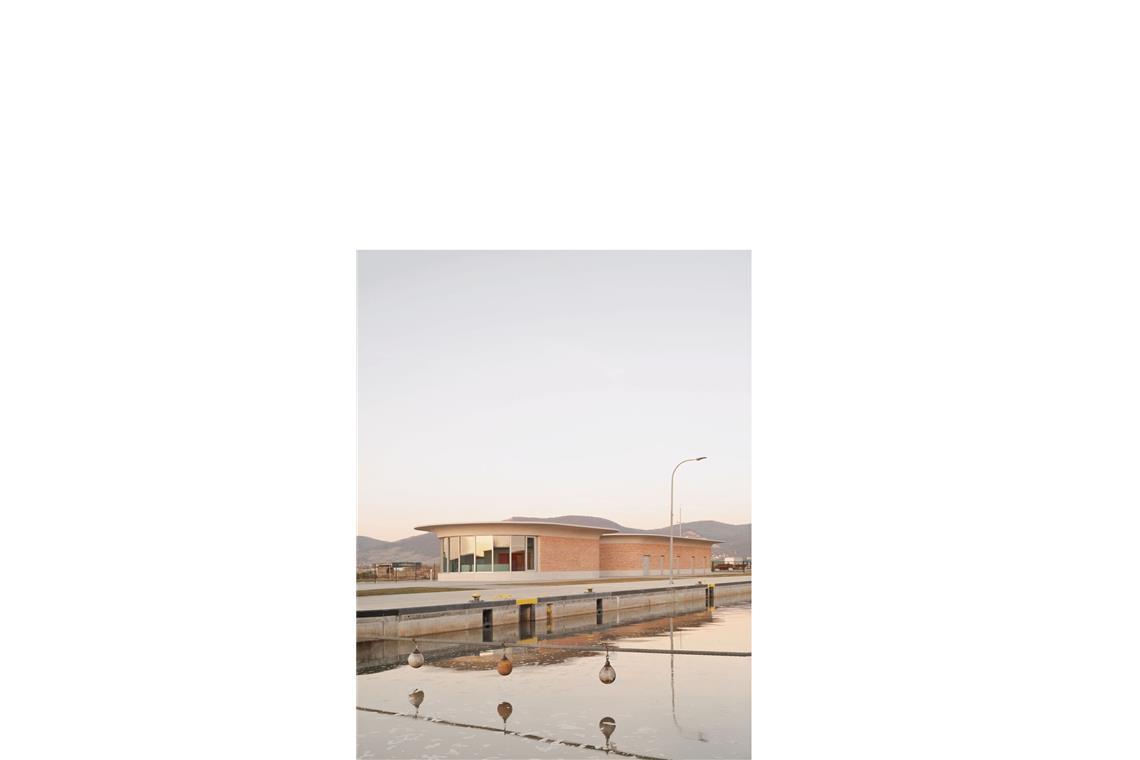Das Land Baden-Württemberg ist  mit drei weiteren Projekten auf der Shortlist vertreteng: Erker Architekten sind mit der Neckarschleuse Schwabenheim nahe Heidelberg dabei. Und . . .