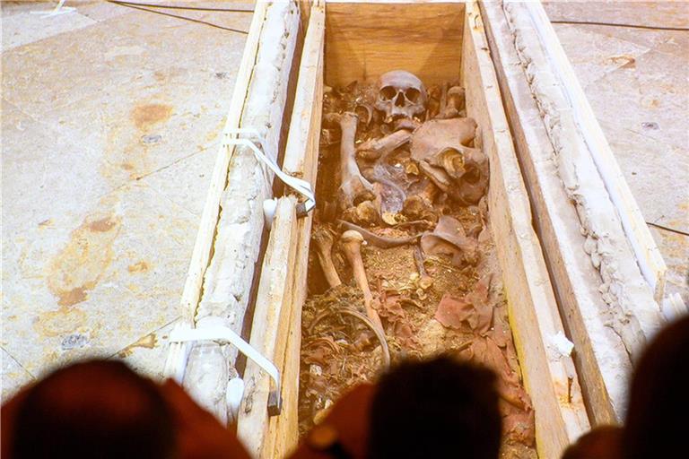 Das Landesamt für Denkmalpflege und Archäologie Sachsen-Anhalt zeigt in der Sakristei des Magdeburger Doms Medienvertretern ein Live-Video, welches das Innere der Holzkiste des Grabes von Otto dem Großen zeigt. Seit Januar führen das Landesamt für Denkmalpflege und Archäologie und die Kulturstiftung Sachsen-Anhalt Untersuchungen zur Bewahrung des Denkmals durch.