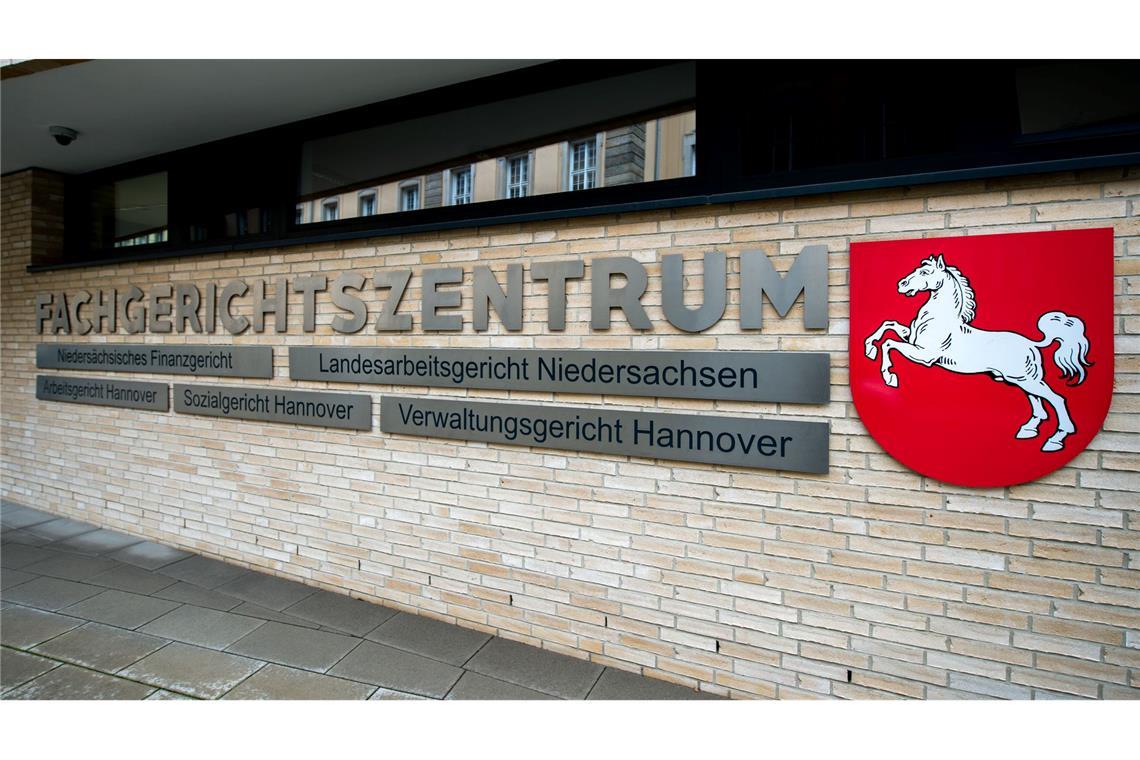 Das Landesarbeitsgericht musste entscheiden, ob VW zwei Managern Schadenersatz und Schmerzensgeld zahlen muss. (Archivbild)