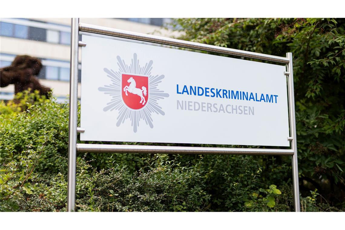 Das Landeskriminalamt Niedersachsen fahndet nach einem verurteilten Mörder. (Archivbild)