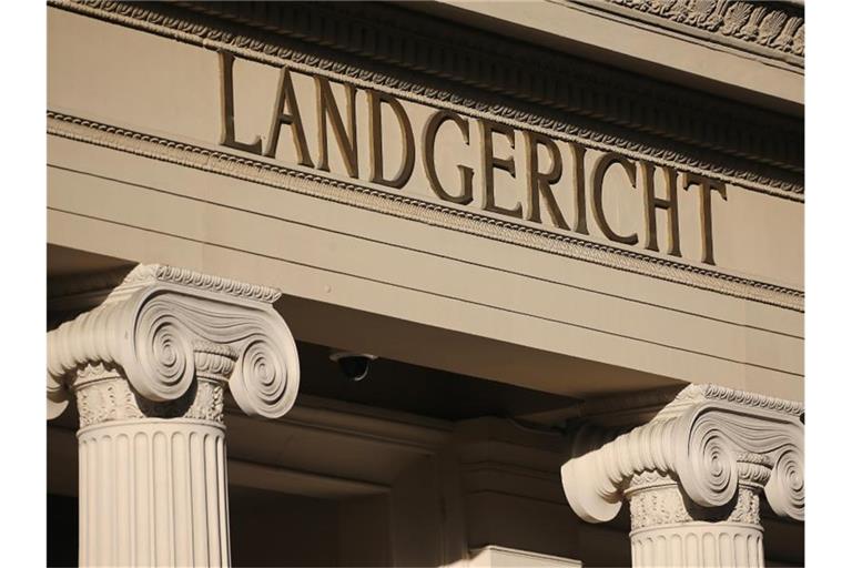 Das Landgericht Bonn hat einen ehemaligen Geschäftsführer einer Tochtergesellschaft der Hamburger Privatbank M.M. Warburg wegen Steuerbetrugs verurteilt. Foto: Oliver Berg/dpa