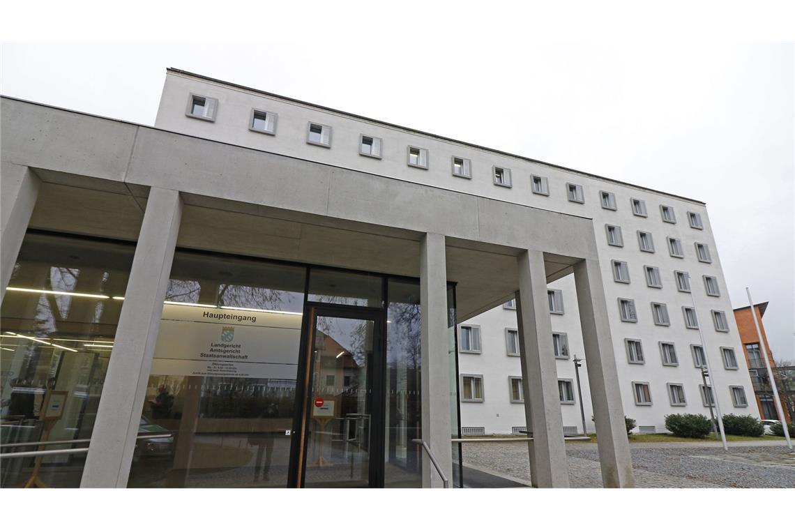 Falsche Pflegekräfte prellen deutschlandweit Senioren: Anklage Das Landgericht in Traunstein (Archivbild)