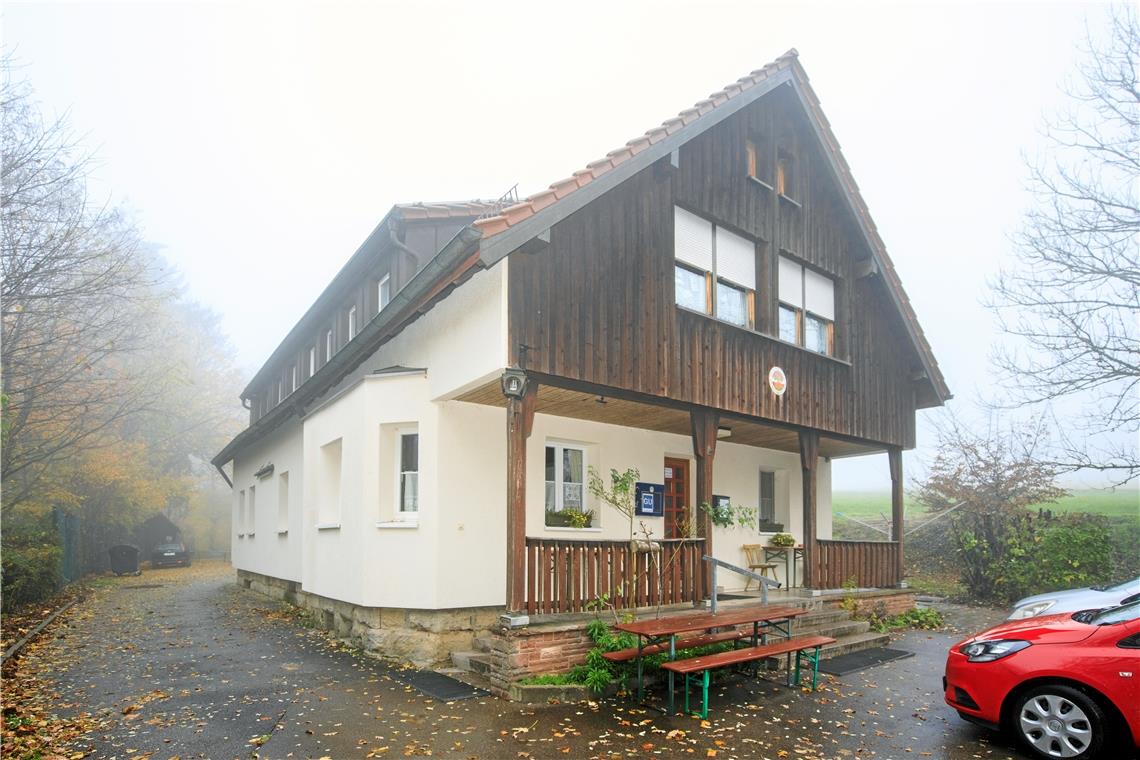 Das Landratsamt pachtet seit Mitte März das Naturfreundehaus Sechselberg. 28 Menschen wohnen dort zur Zeit. Foto: Stefan Bossow